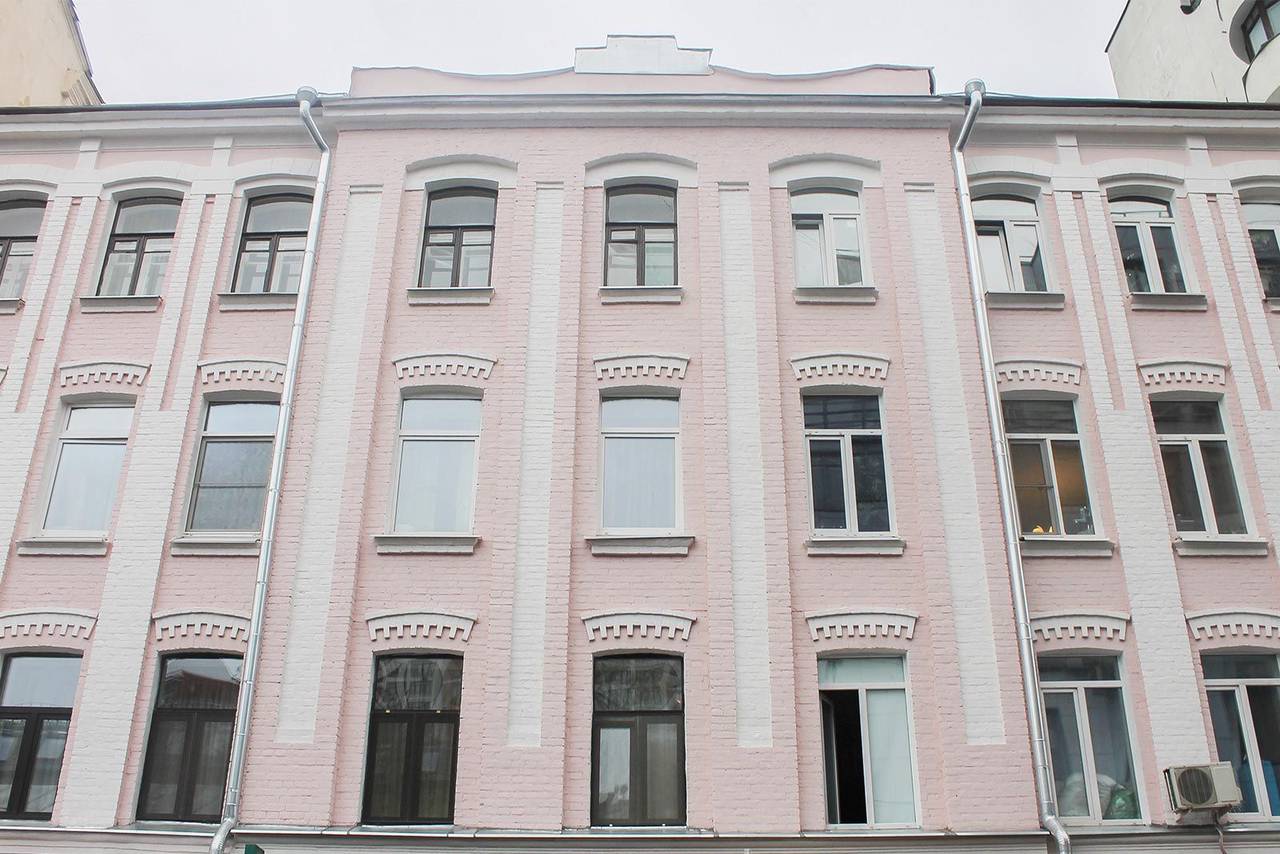 По адресу Весковский переулок, дом №4 находится дореволюционный дом с аттиком на центральной части здания. Объект из 4 этажей построили в 1901 году в стиле эклектики. Фото: Фонд капитального ремонта многоквартирных домов города Москвы