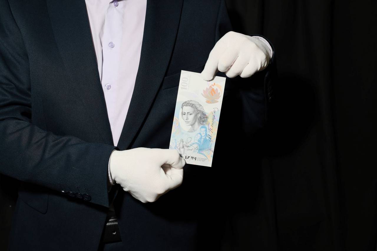 Банкнота выполнена на основе уникальных фотографий Майи Плисецкой из фондов музея. Фото: пресс-служба Бахрушинского музея 