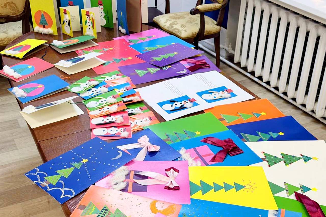 Участники создали поздравительные открытки и ватные елочные игрушки. Фото: пресс-служба префектуры Центрального административного округа города Москвы