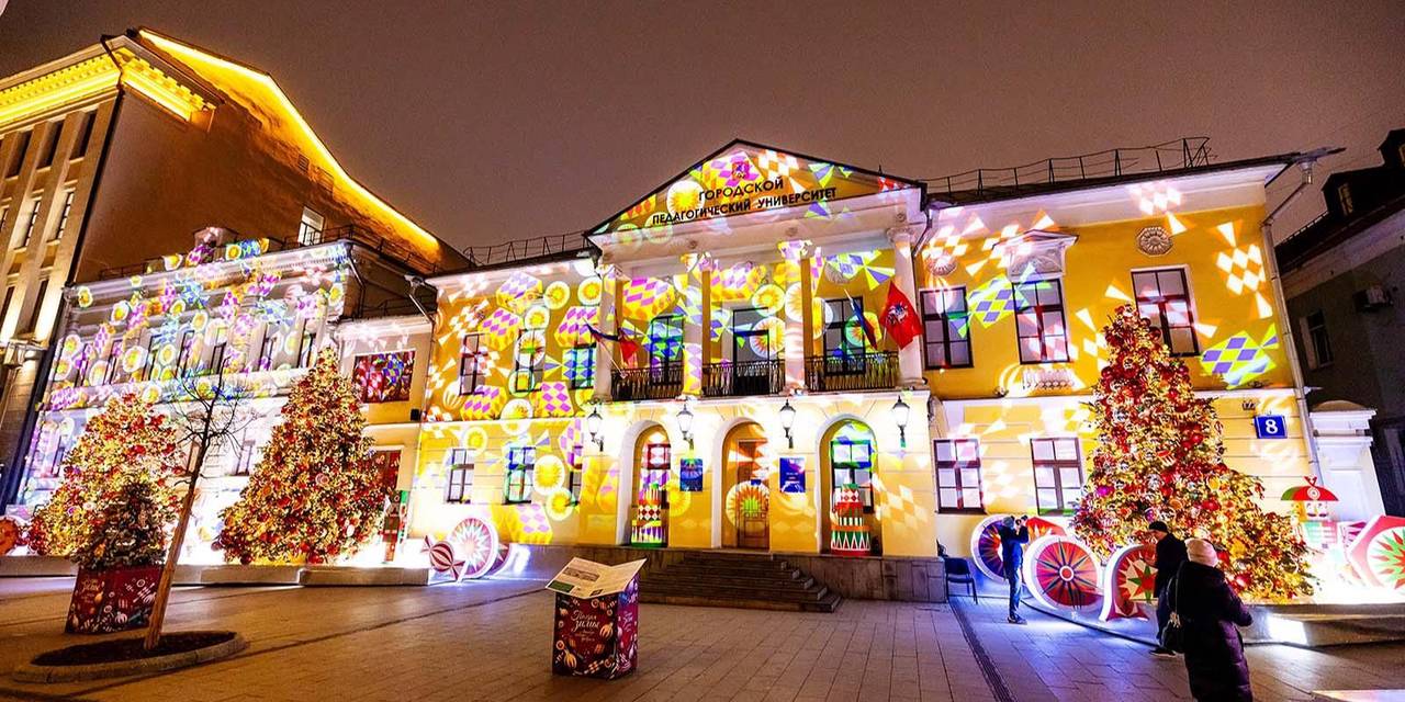 По вечерам на стенах здания будут показывать программу «Поэзия зимы: декабрь, январь, февраль». Фото: пресс-служба Департамента образования и науки города Москвы