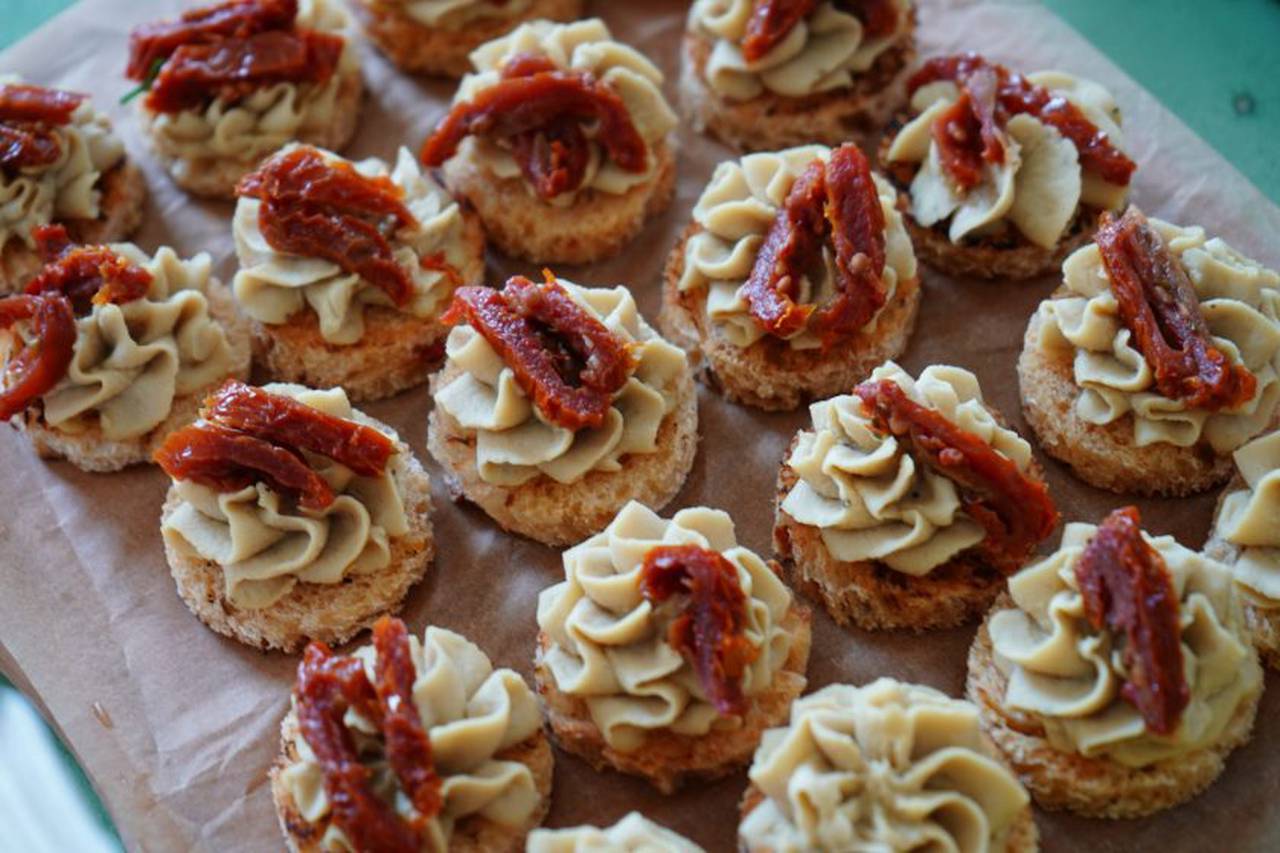 Горожане «серебряного» возраста от 55 лет, являющиеся участниками проекта «Московское долголетие», могут подать конкурсную заявку на участие, прислав рецепт и подпись к нему до 15 декабря. Фото: Анна Быкова, «Вечерняя Москва»