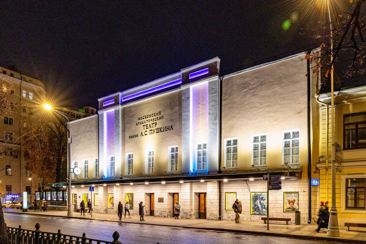 Здесь использовали различные способы архитектурной подсветки — светильники линейного типа, прожекторы и гибкие светильники с цветными светодиодами. Фото: пресс-служба Комплекса городского хозяйства Москвы