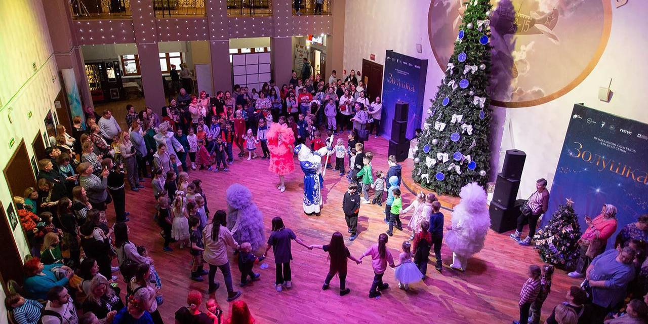 Перед началом спектакля детям вручат подарки, загадают загадки и проведут хоровод Дед Мороз и его помощники. Фото: пресс-служба префектуры Юго-Восточного административного округа города Москвы