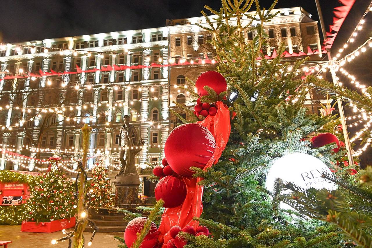 Среди красных деревьев можно выделить композицию с матовыми шарами и фигурками, а также дизайн из бархата, который создает ощущение уютной роскоши. Фото: пресс-служба Департамента торговли и услуг города Москвы