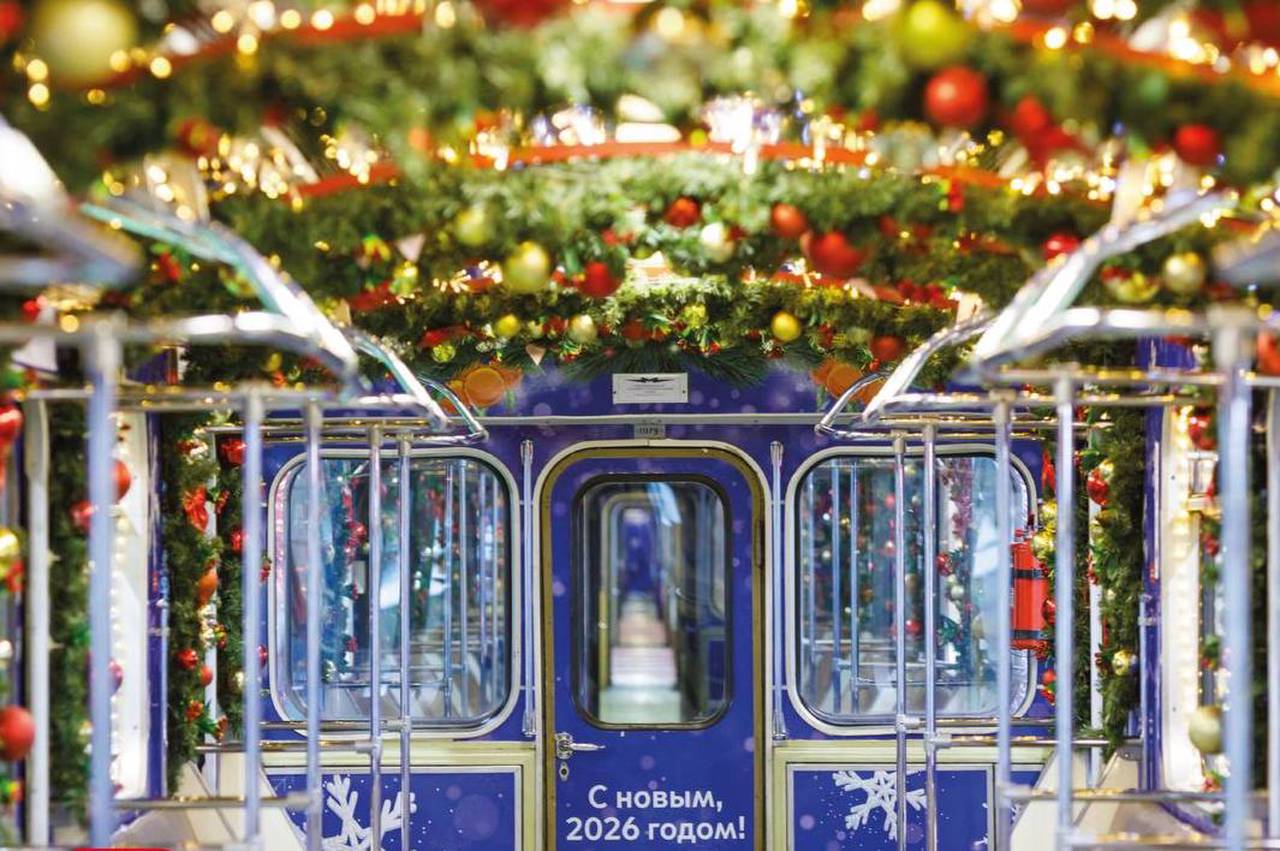 Внутри подземное транспортное средство задекорировали пушистыми елочными ветвями, новогодними игрушками и световыми гирляндами. Фото: Telegram-канал Дептранса города Москвы