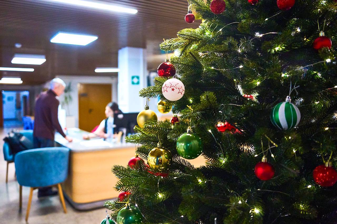 В рамках предпраздничных мероприятий горожанам предложат принять участие в творческих мастер-классах, в рамках которых они смогут создать новогодние атрибуты и сувениры, такие как 3D-открытки, игрушки, свечи и украшения для новогоднего стола. Фото: пресс-служба Департамента труда и социальной защиты населения города Москвы