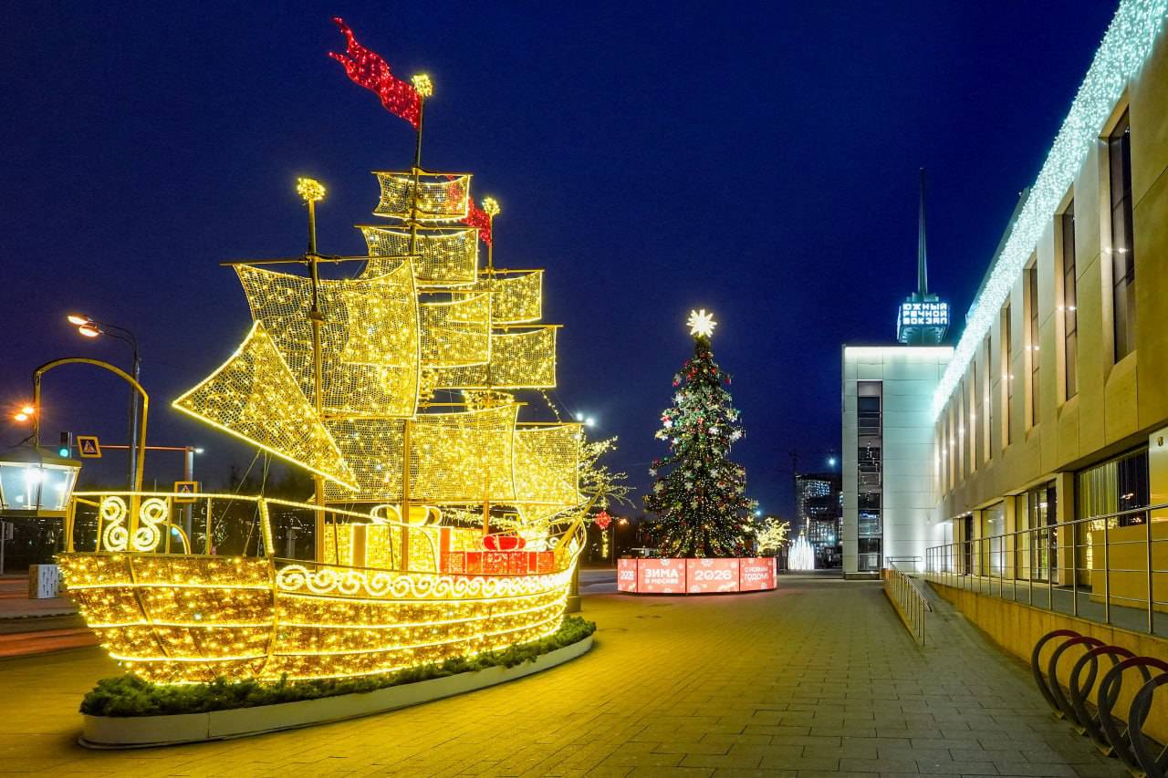 На игольчатых деревьях также разместили горящие звезды и цветные шары. Фото: Telegram-канал КГХ города Москвы