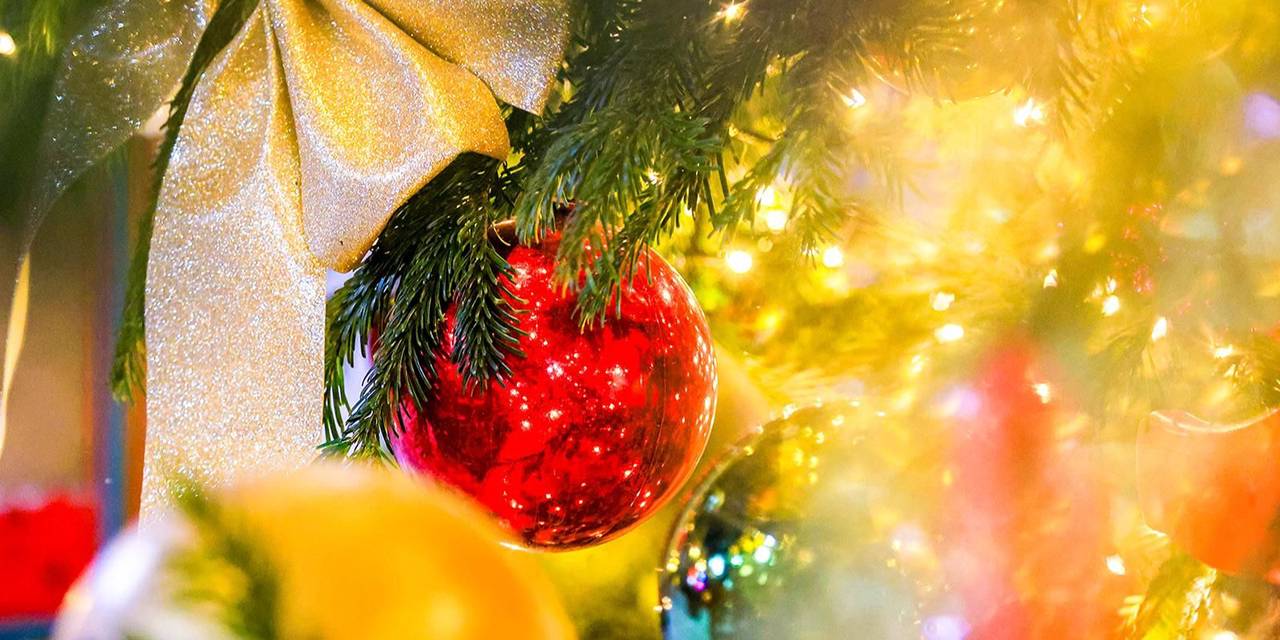 Бойцы СВО получили в госпитале новогодние подарки и автографы хоккеистов. Фото: пресс-служба Департамента торговли и услуг города Москвы