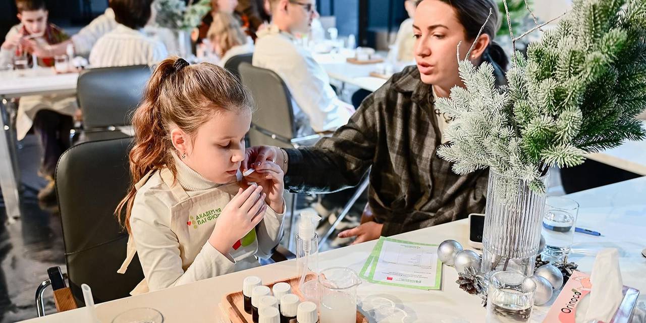 Ребята создавали свою уникальную формулу, выбирая отдушки, которые ассоциируются у них с зимними праздниками. Фото: пресс-служба Департамента труда и социальной защиты населения города Москвы