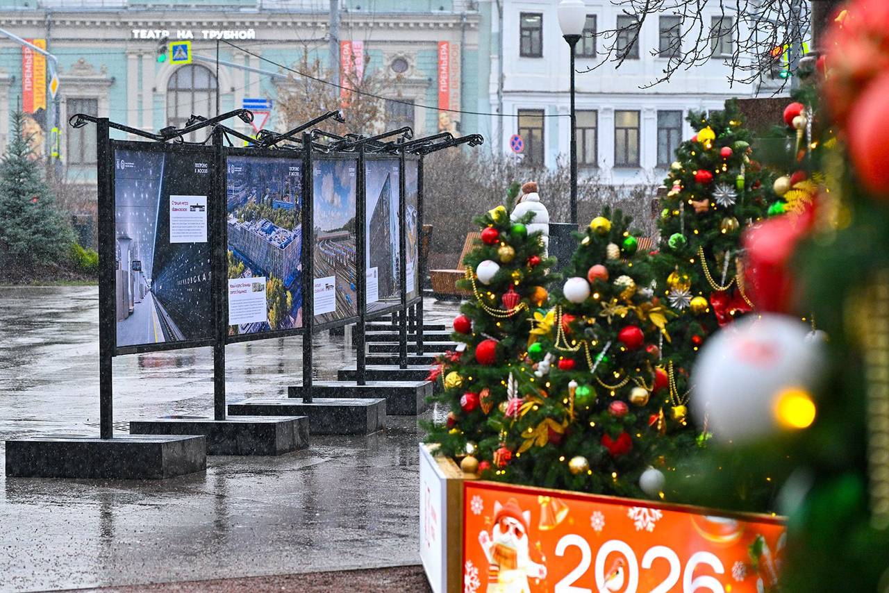 На Цветном бульваре выставили кадры школ, детских садов, спорткомплексов, дорог, мостов и других объектов, которые построены за счет городского бюджета и средств инвесторов. Фото: пресс-служба Комплекса градостроительной политики и строительства города Москвы