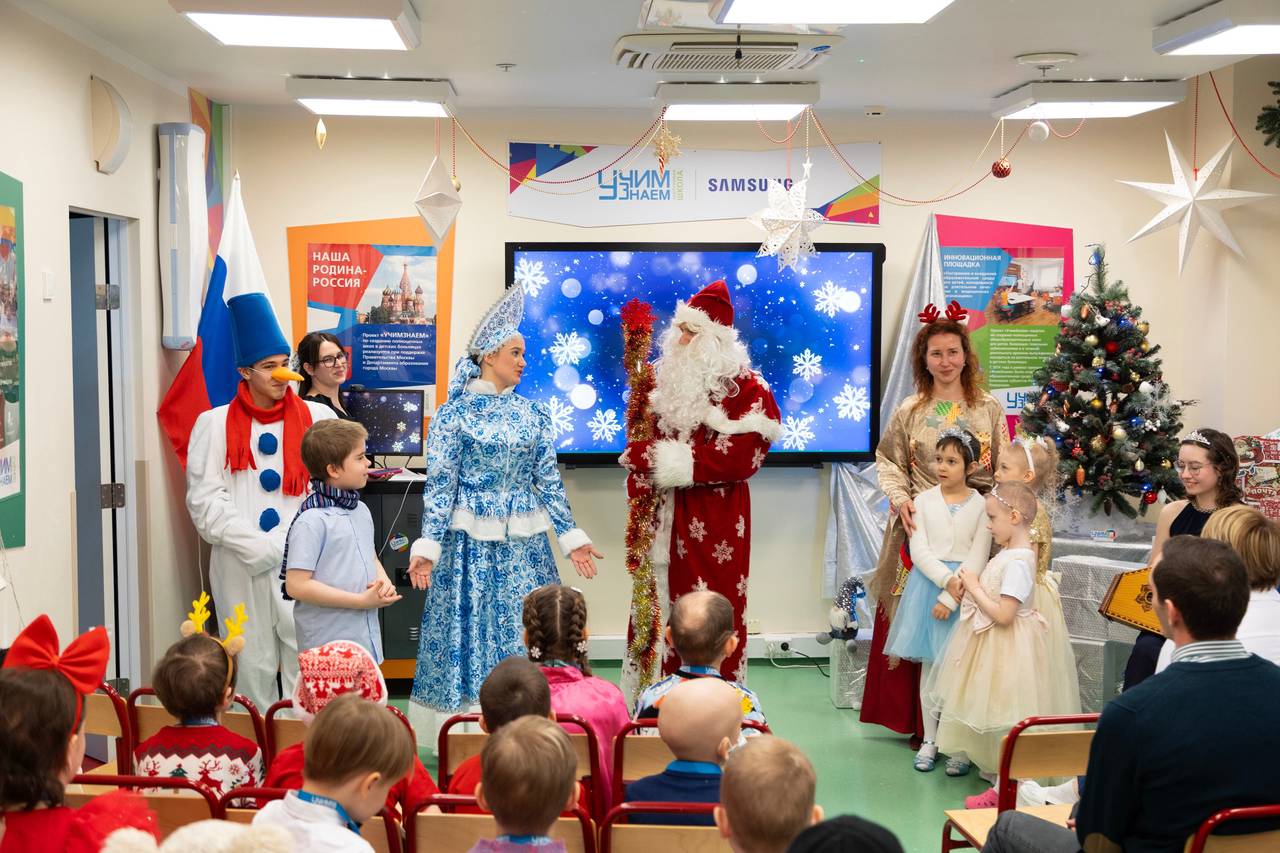 После представления на празднике появились Дед Мороз и Снегурочка, которые вместе с героями сказки и зрителями загадали желания и спели новогоднюю песню. Фото: Telegram-канал Морозовской больницы