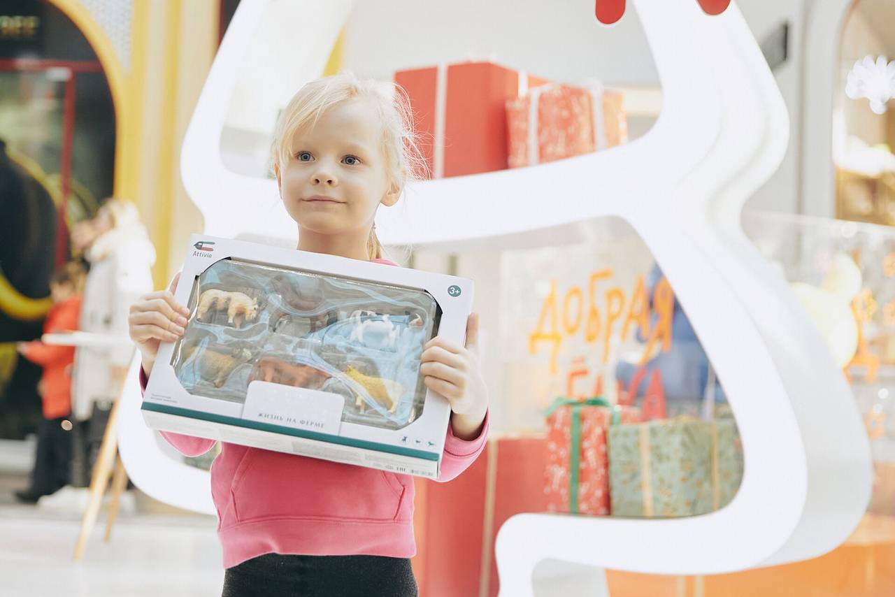 Продолжается и благотворительная акция «Добрая елка», которая помогает исполниться мечтам детей и подростков. Фото: пресс-служба Комитета общественных связей и молодежной политики города Москвы