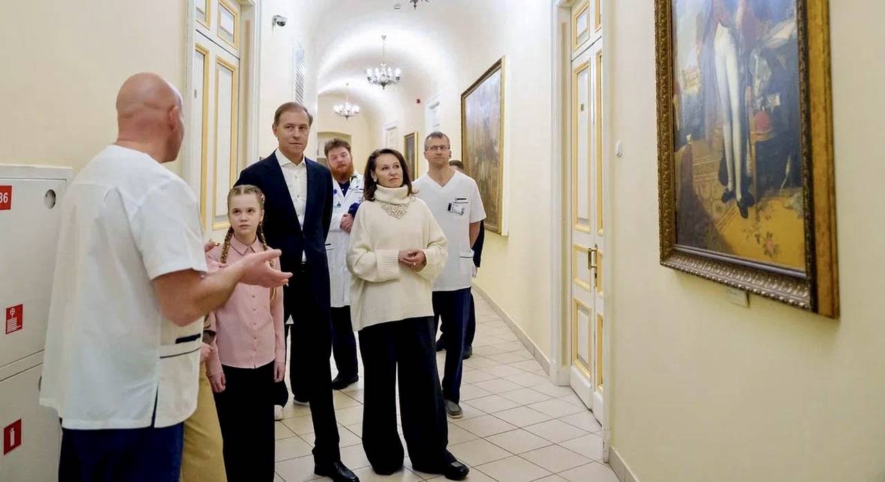 Для юной посетительницы директор провел экскурсию по Странноприимному Дому и Саду благодарности медикам. Фото: Telegram-канал Склифа