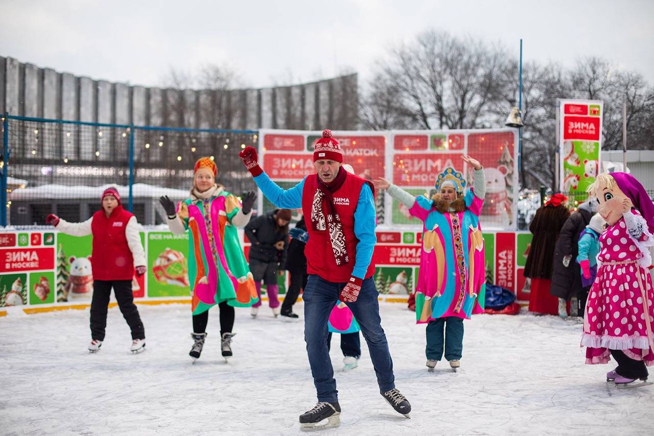 В декабре на катке в Ивановском, расположенном на улице Молостовых, свыше 80 юных и взрослых жителей столицы создали поздравительные открытки и написали письма с искренними пожеланиями для солдат. Фото: Объединение культурных и досуговых центров Восточного административного округа