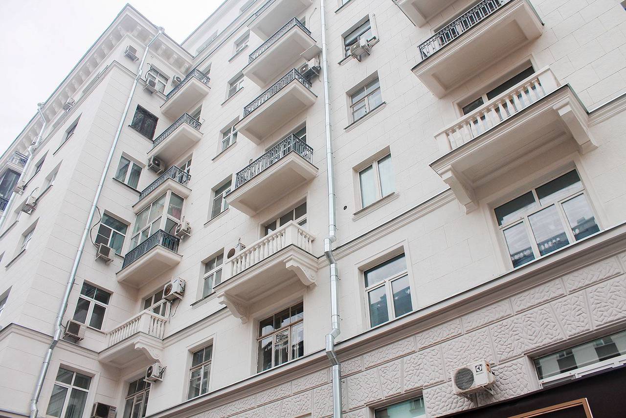 Здание в 8 этажей построили в 1940 году по проекту архитекторов Анатолия Мезьера и Лазаря Черниковера для сотрудников Народного комиссариата внутренних дел. Фото: Фонд капитального ремонта многоквартирных домов города Москвы