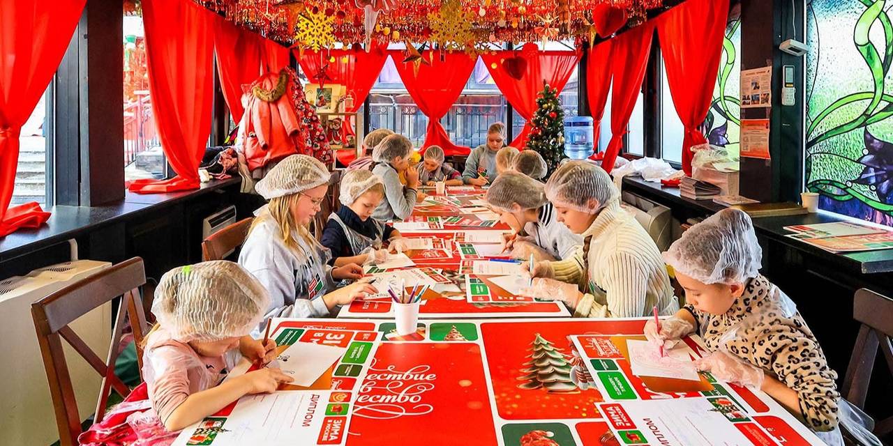 С любовью и заботой участники мастер-классов пожелали героям крепкого здоровья, неиссякаемой удачи и скорейшего возвращения домой. Фото: пресс-служба Департамента торговли и услуг города Москвы 