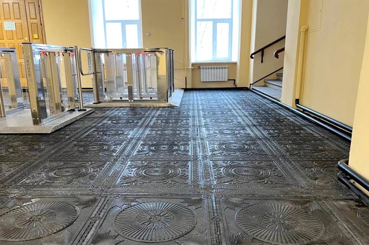 Всего было два вида плит: с полярными знаками и пучками лучей по углам, а также с пальметтами в обрамлении аканта. Фото: пресс-служба Департамента культурного наследия города Москвы