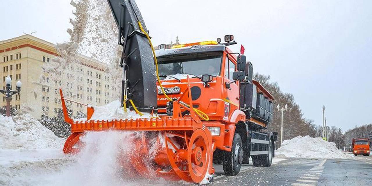 Особое внимание мэр уделил одному из самых производительных и надежных образцов коммунальной техники — лаповому снегопогрузчику отечественного производства. Фото: сайт мэра Москвы