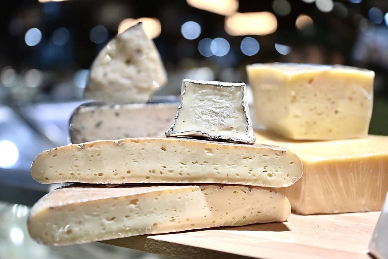 Помимо всемирно известных сортов, представители локальных производств привозят авторские и новаторские продукты. Фото: пресс-служба Департамента торговли и услуг города Москвы