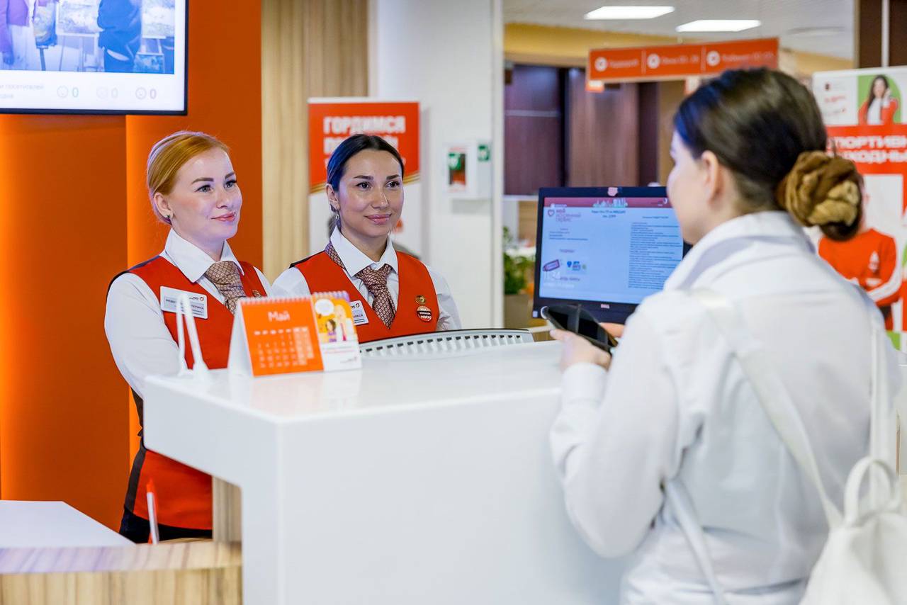 Администратор на ресепшене выдаст талон электронной очереди.Фото: пресс-служба центров госуслуг «Мои документы»