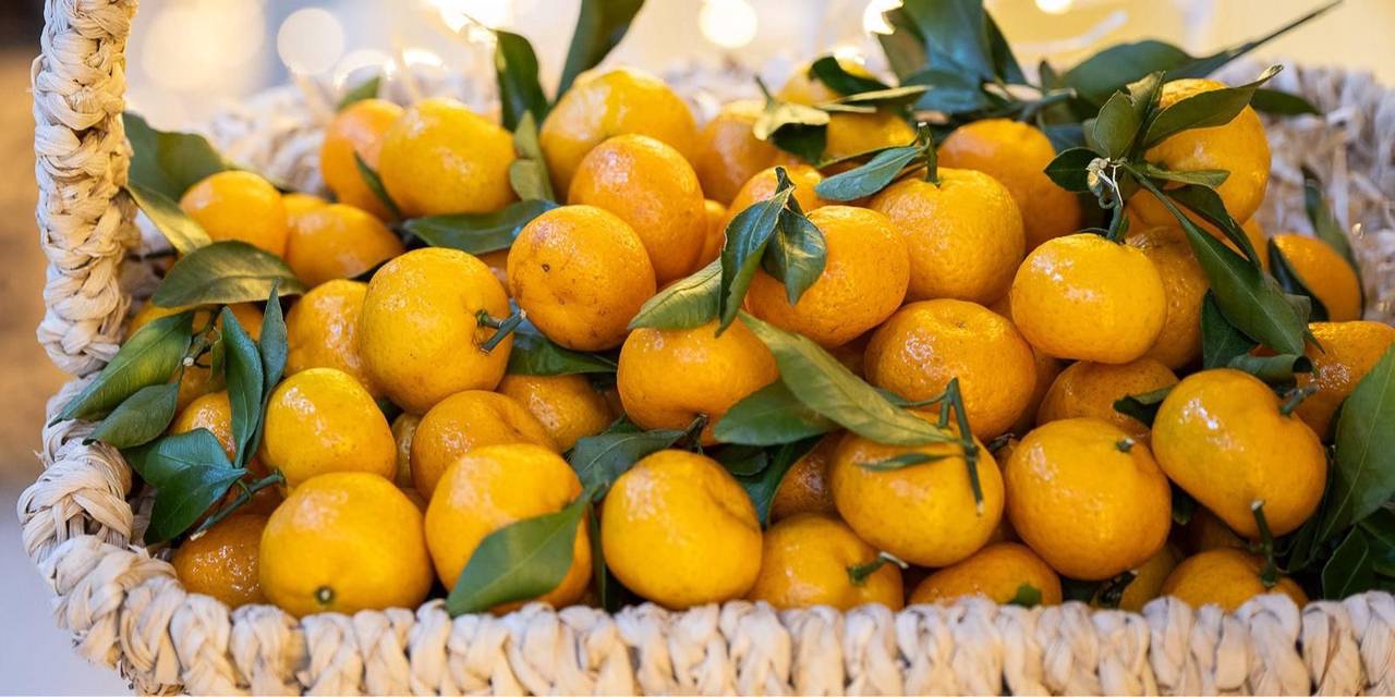 Этой зимой мандарины оказались в числе лидеров предновогодних приобретений, закрепив за собой статус самого традиционного фрукта для праздничного стола. Фото: пресс-служба Департамента торговли и услуг города Москвы