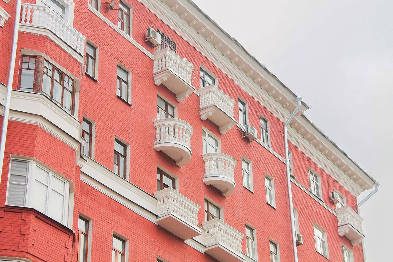 Архитектор выполнил объект в неоклассическом стиле с декоративными элементами в виде ниш, ризалитов и эркеров. Фото: Фонд капитального ремонта многоквартирных домов города Москвы