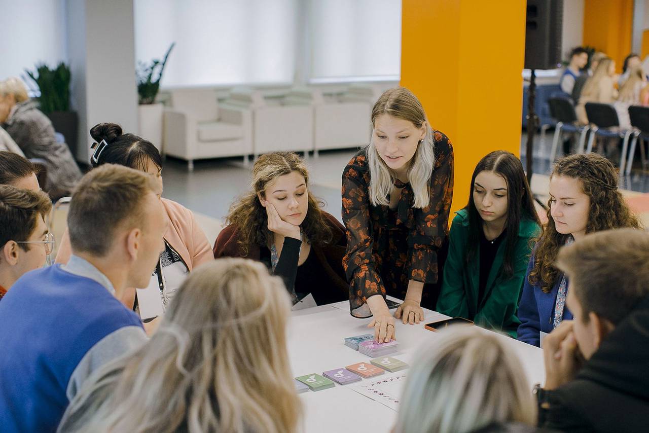 В рамках цикла мероприятий представители НКО и бизнеса обсудят актуальные вопросы в сфере волонтерства и обменяются эффективными методами создания добровольческих команд и совместной деятельности. Фото: пресс-служба Комитета общественных связей и молодежной политики города Москвы