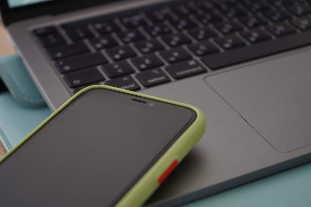 Необходимо своевременно обновлять приложения и операционную систему, так как разработчики проводят техническое усовершенствование шифрования данных. Фото: Анна Быкова, «Вечерняя Москва»