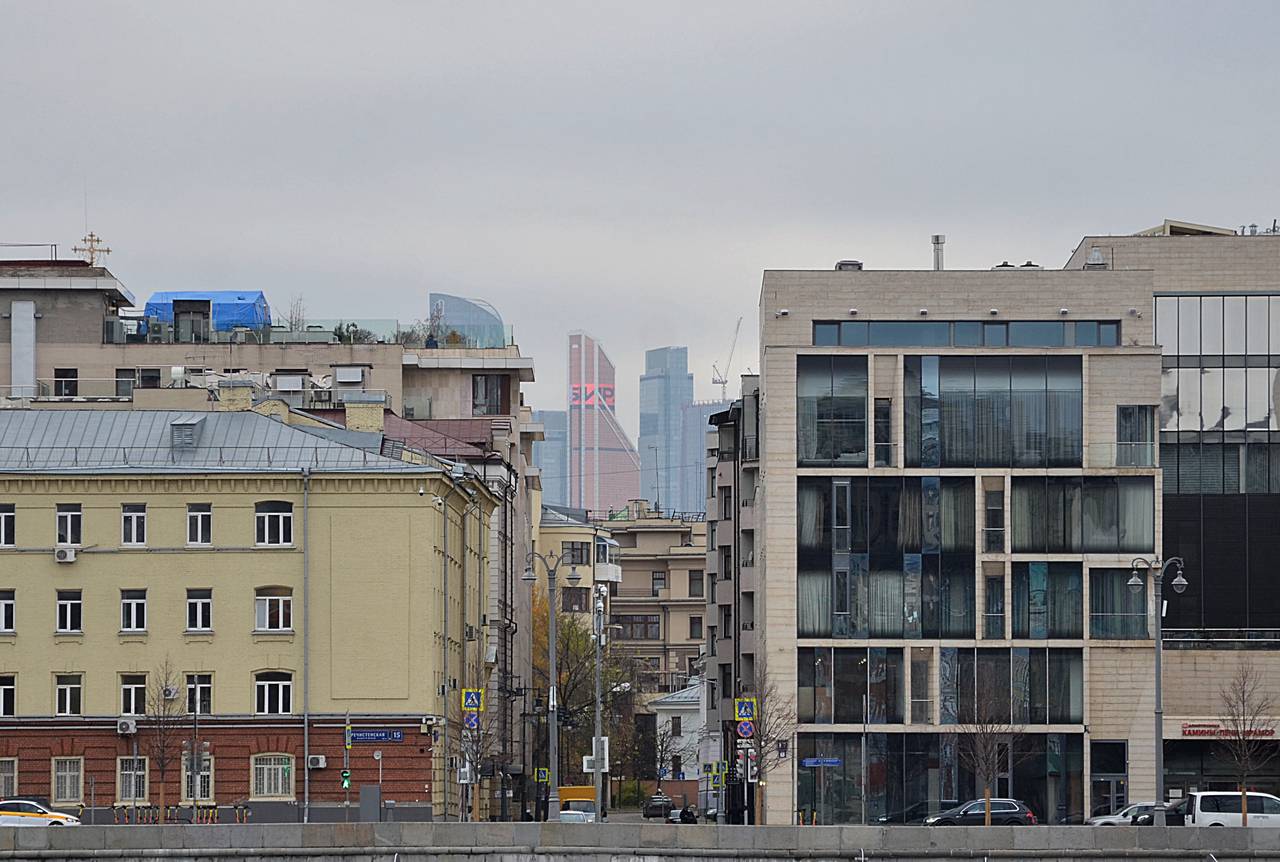 В комплексе появится шесть корпусов, из которых три шестиэтажных клубных дома, 12-этажное жилое здание, высотные объекты в 41 и 60 этажей, а также бизнес-центр. Фото: Анна Быкова, «Вечерняя Москва»