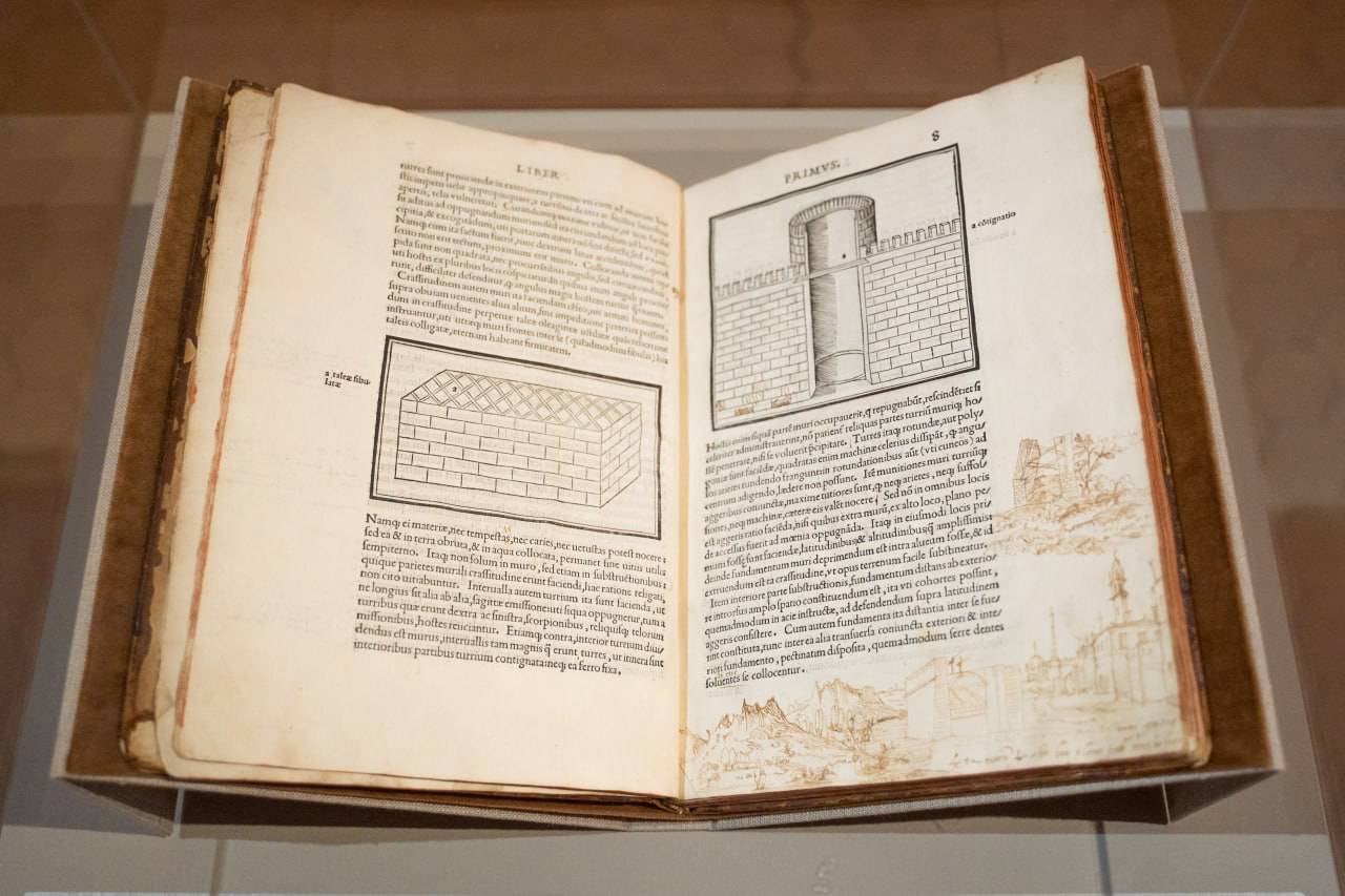 Теперь посетители могут посмотреть на экземпляр, который впервые покинул фондохранилище в зале византийского искусства и искусства Италии VIII–XVI веков. Фото: Telegram-канал Пушкинского музея