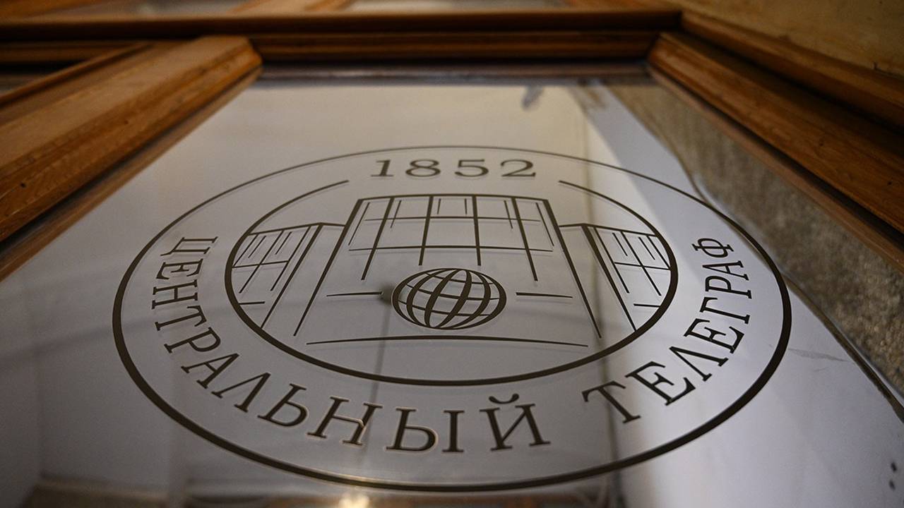 Благодаря тщательной работе в здании Центрального телеграфа восстановили каркас, стеклянные элементы и механизмы глобуса. Фото: Алексей Орлов, «Вечерняя Москва»