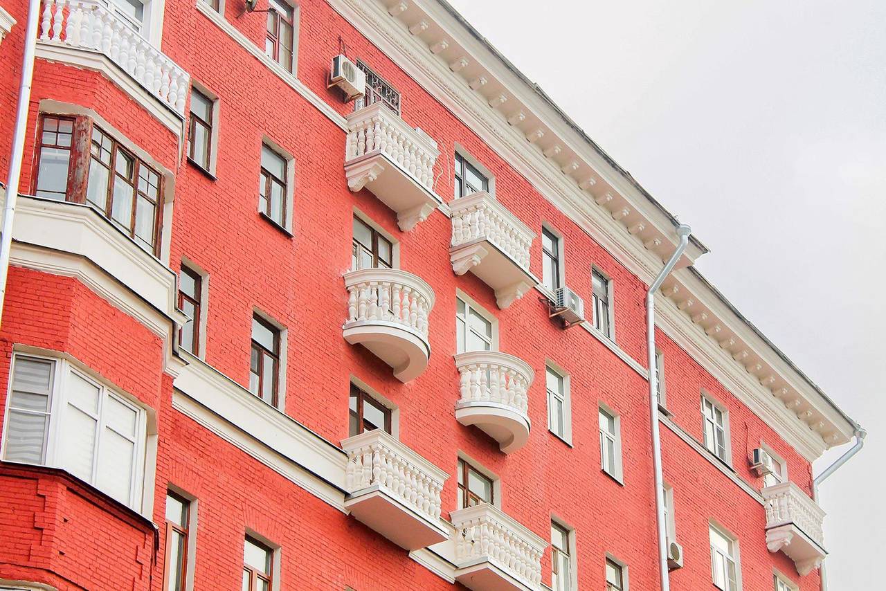 Отдельной частью работ стало восстановление архитектурных элементов: модульонов, балконов с балюстрадами, сандриков, кронштейнов с лепниной и порталов входа. Фото: Фонд капитального ремонта многоквартирных домов города Москвы