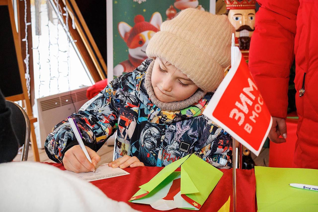 Жители ЗАО готовят открытки и посылки бойцам СВО ко Дню защитника Отечества. Фото: пресс-служба префектуры Западного административного округа города Москвы