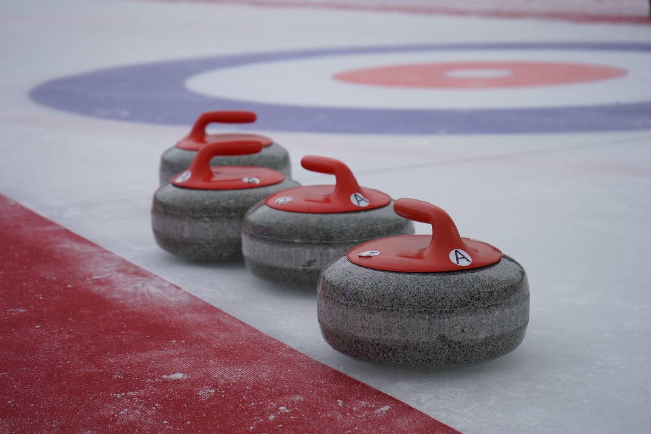 Вадим Раев расскажет о правилах игры в керлинг и поможет освоить технику броска. Фото: Анна Быкова, «Вечерняя Москва»