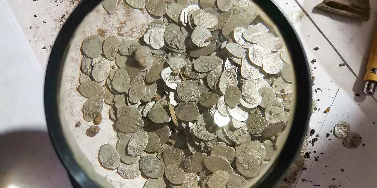 Клад изъяли с места раскопок сотрудники Департамента культурного наследия и археологи под охраной представителей Министерства внутренних дел Российской Федерации. Фото: пресс-служба Департамента культурного наследия города Москвы