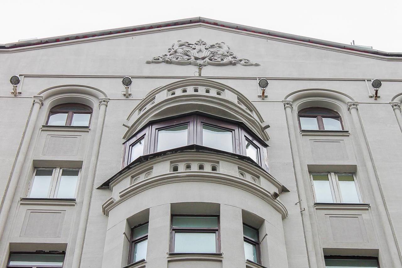 На фасадах можно увидеть обилие декоративных элементов, таких как асимметрия, стрельчатая арка, треугольный фротон и консольный эркер. Фото: Фонд капитального ремонта многоквартирных домов города Москвы