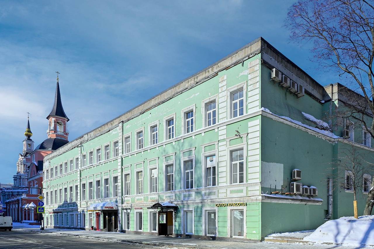 С конца XIX века и до революции здесь был доходный дом, а в настоящее время там располагаются офисные помещения. Фото: пресс-служба Комплекса градостроительной политики и строительства города Москвы