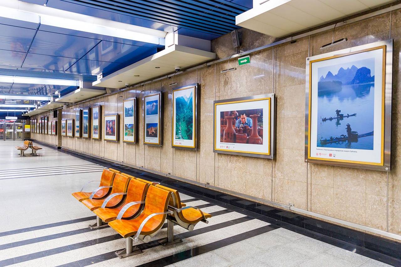Пассажиры Московского метрополитена увидят снимки городов Китая, обрядов встречи весны, а также изображения иероглифов и праздничных украшений. Фото: пресс-служба Московского метрополитена