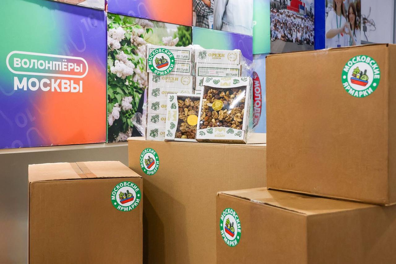 Участники московских ярмарочных мероприятий регулярно оказывают помощь бойцам специальной военной операции, а к праздничным датам стараются приготовить что-то особенное. Фото: пресс-служба Департамента торговли и услуг города Москвы 