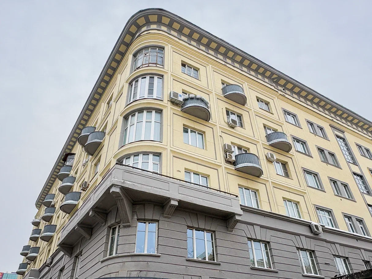 Затем дому вернули исторические цвета — «серая фланель» для нижней части и «бежевый рис» для верхних этажей. Фото: пресс-служба ФКР Москвы