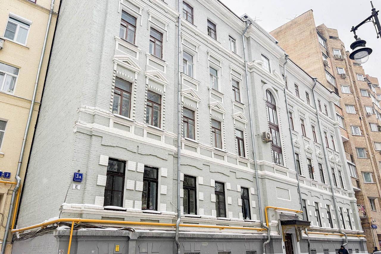 Дополнительный объем создают и другие архитектурные элементы, такие как пояса, межэтажные карнизы и цокольный выступ. Фото: Фонд капитального ремонта многоквартирных домов города Москвы